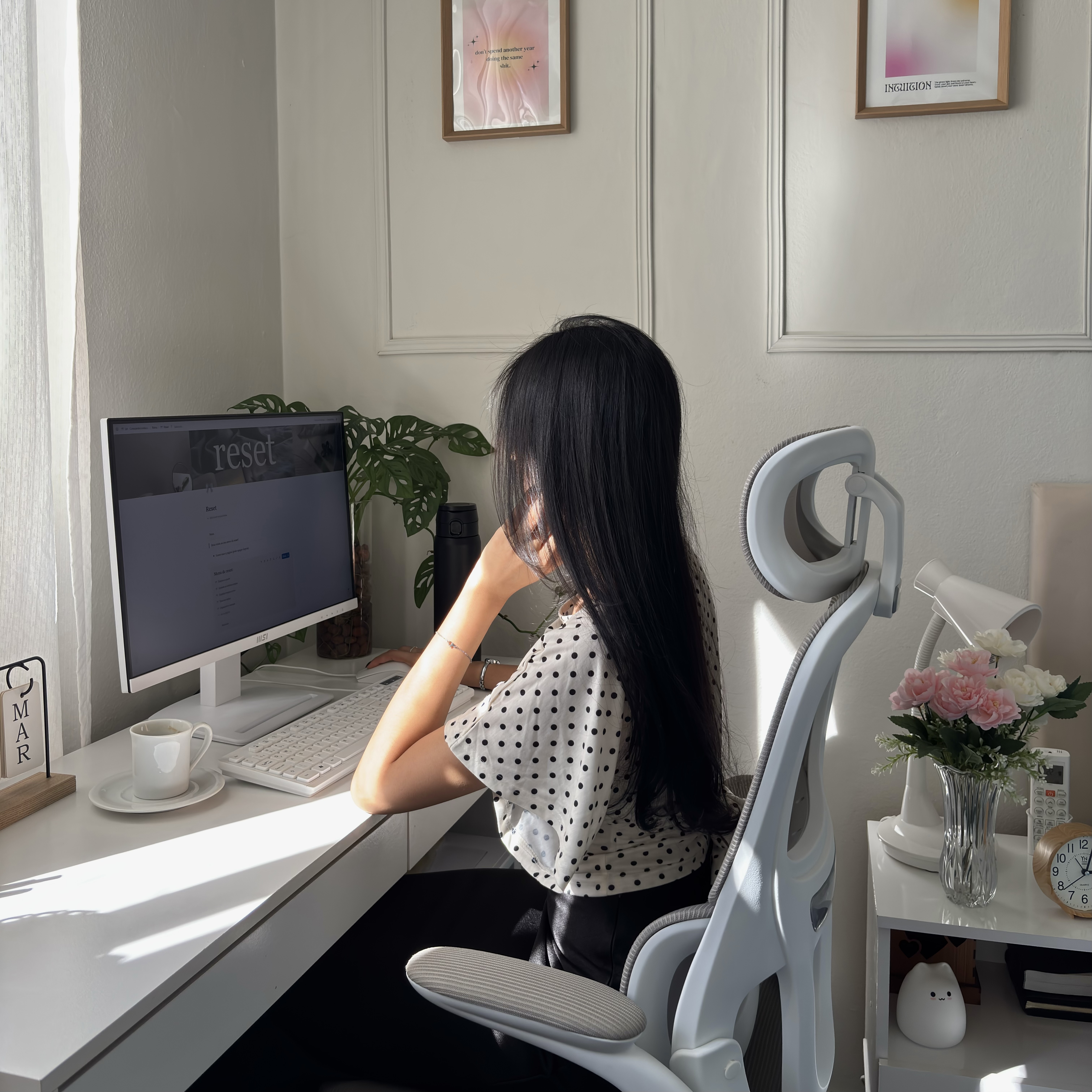 Mulher trabalhando no computador em home office